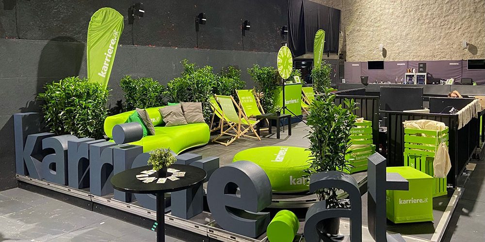 Seat cushion, seating furniture, sofa